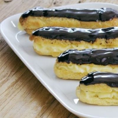 Nagerecht: Eclair, gevuld met witte & pure chocolademousse (1st)
