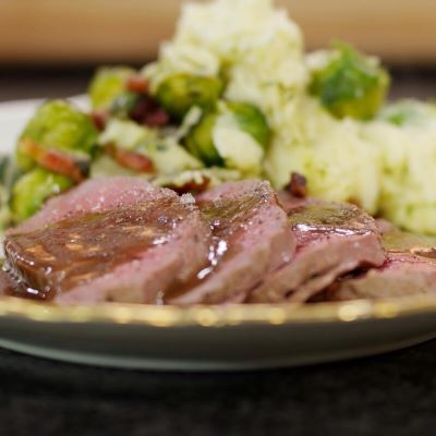 Hoofdgerecht; Gegrild hert - appeltje met veenbessen - spruitenpuree